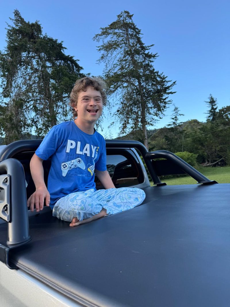 Martín, hijo de Santiago Molina, sonriendo al aire libre